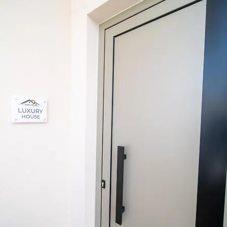 Luxury House - Center - Sleeps 8 펜션 헐소니소스