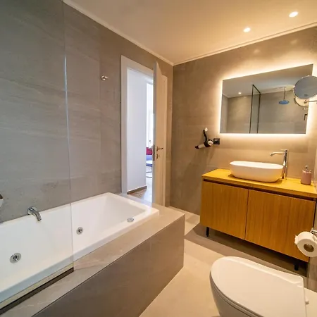 Luxury House - Center - Sleeps 8 Semesterbostad