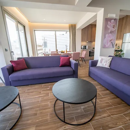 Luxury House - Center - Sleeps 8 Feriehus