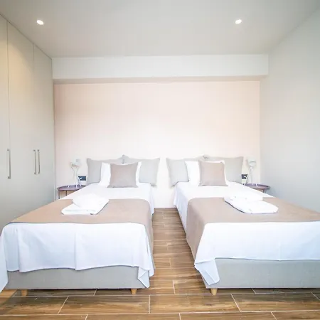 Luxury House - Center - Sleeps 8 펜션 *