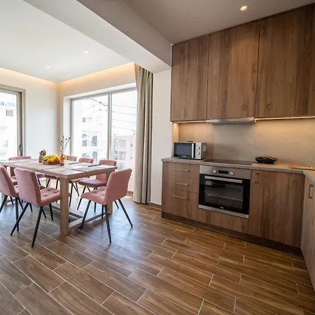 Luxury House - Center - Sleeps 8