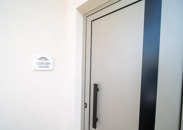 Luxury House - Center - Sleeps 8 بيت للعطل خيرسونِسوس