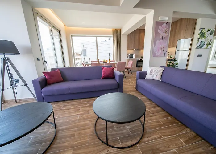 Luxury House - Center - Sleeps 8 Nyaraló