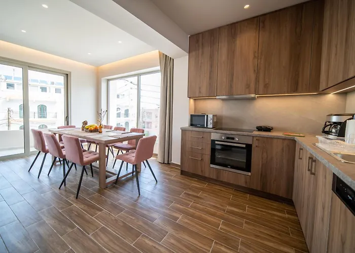 Luxury House - Center - Sleeps 8