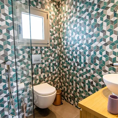 Luxury House - Center - Sleeps 8 ヘルソニソス