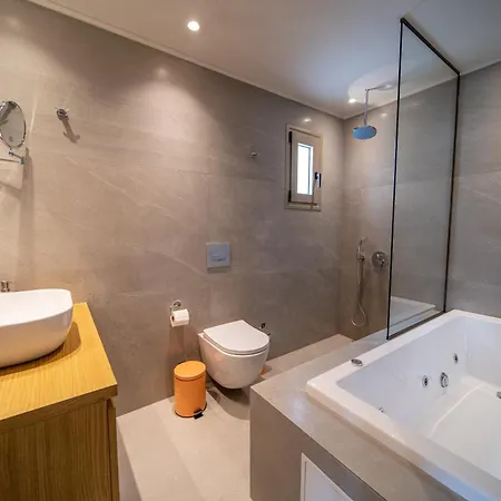Luxury House - Center - Sleeps 8 * ヘルソニソス